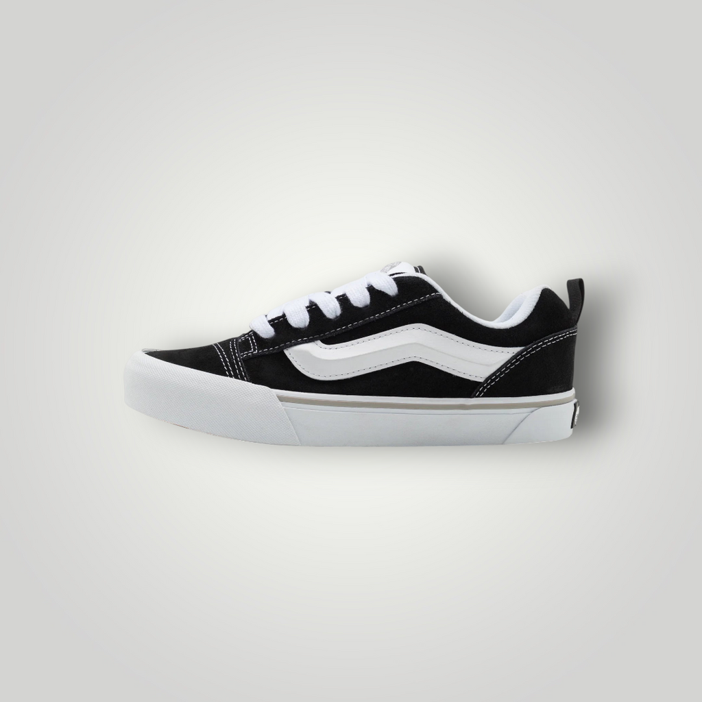 NDO Clothing Vans KNU SKOOL Sneaker in Schwarz und Weiß aus Veloursleder mit markanter Seitenlinie und Schnürung
