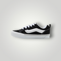 NDO Clothing Vans KNU SKOOL Sneaker in Schwarz und Weiß aus Veloursleder mit markanter Seitenlinie und Schnürung