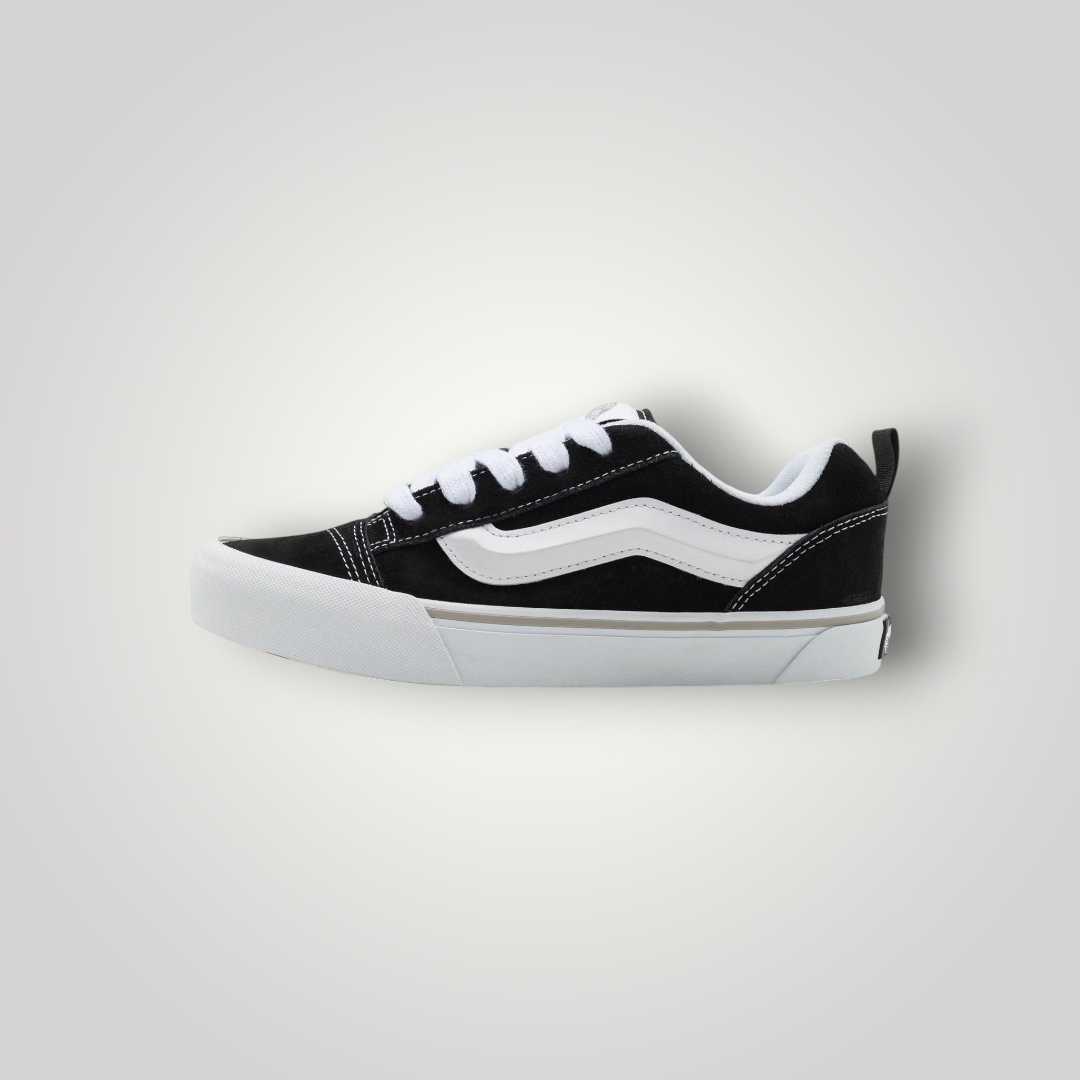 NDO Clothing Vans KNU SKOOL Sneaker in Schwarz und Weiß aus Veloursleder mit markanter Seitenlinie und Schnürung