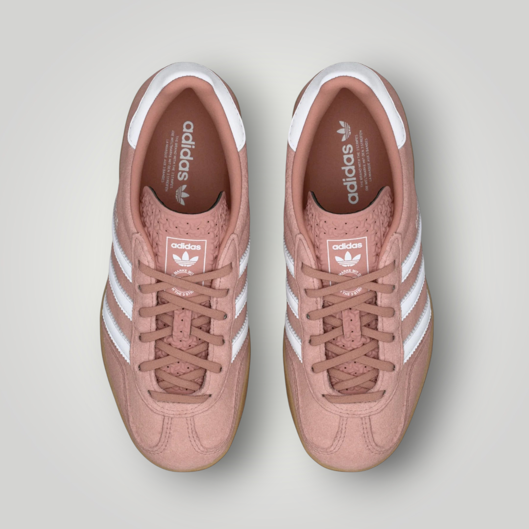 NDO Clothing adidas Originals Gazelle Indoor Sneaker aus altrosa Veloursleder mit weißen Streifen und Gummisohle