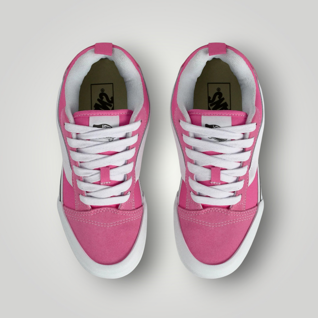 NDO Clothing Vans KNU Skool Sneaker in Fizz Pink aus Leder und Textil mit weißer Schnürung in der Draufsicht