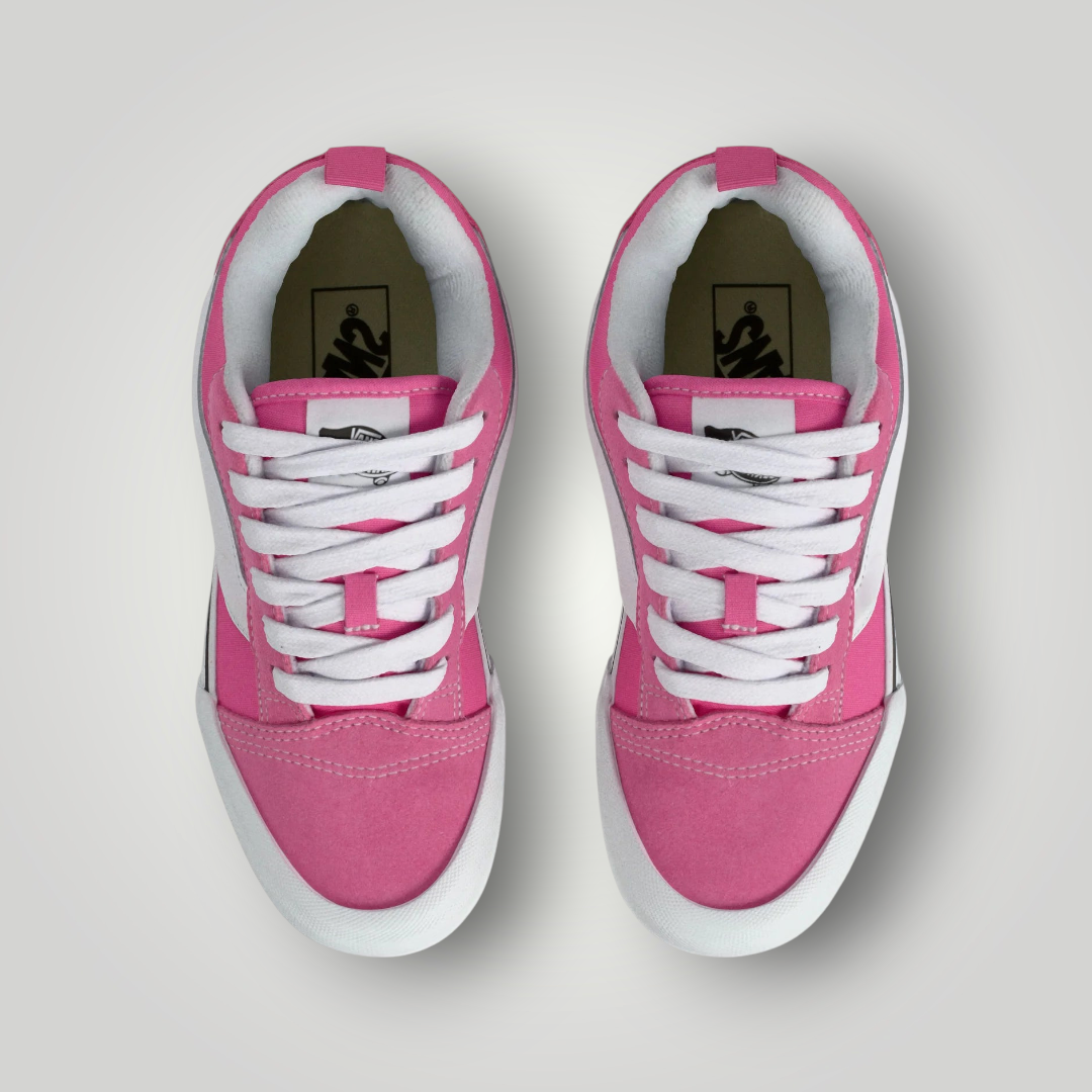 NDO Clothing Vans KNU Skool Sneaker in Fizz Pink aus Leder und Textil mit weißer Schnürung in der Draufsicht