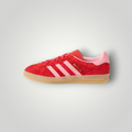 NDO Clothing Adidas Originals Gazelle Indoor Sneaker in Rot mit rosa Streifen und klassischer Gummisohle