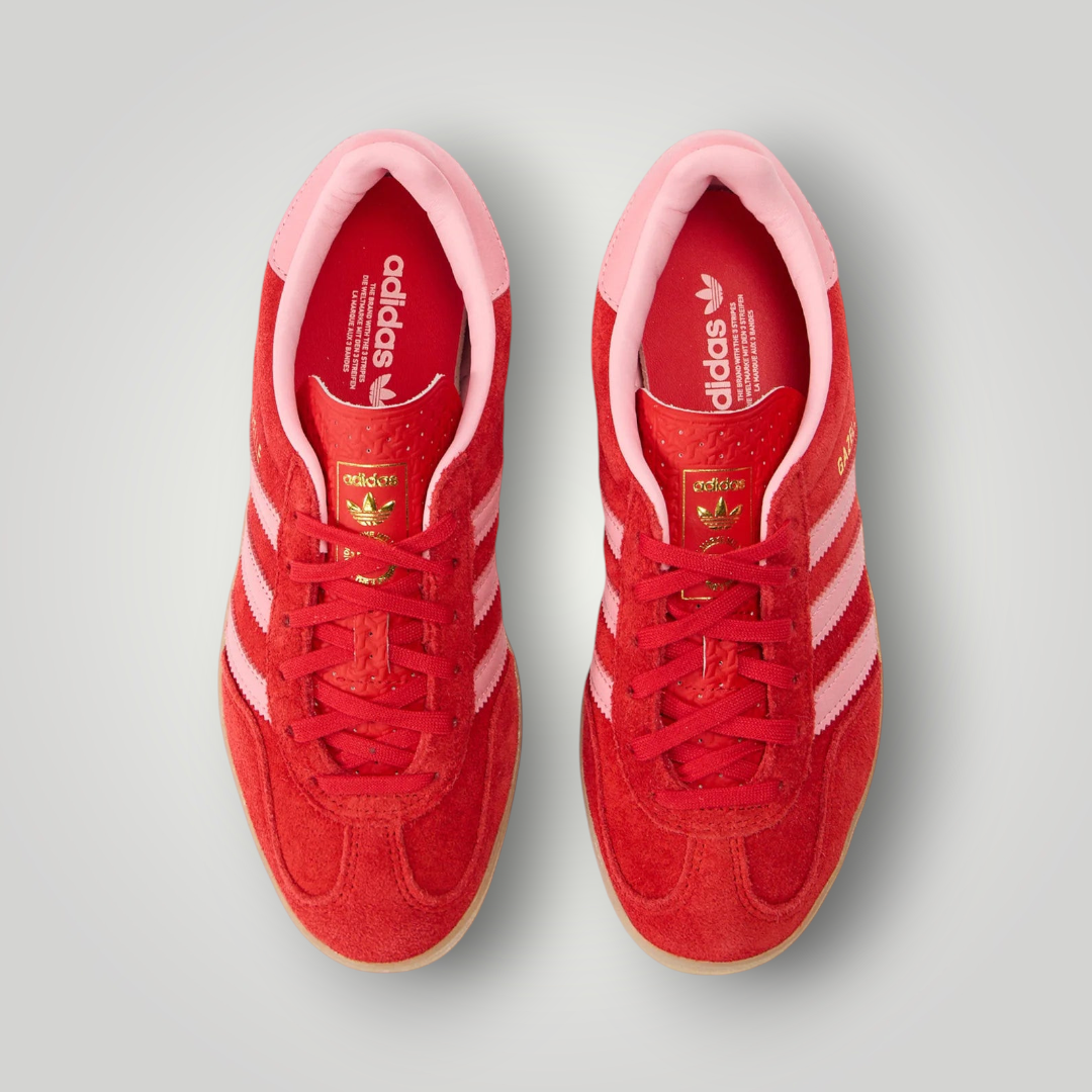 NDO Clothing Adidas Originals Gazelle Indoor Sneaker in Rot und Pink mit Wildleder-Obermaterial und Gummisohle