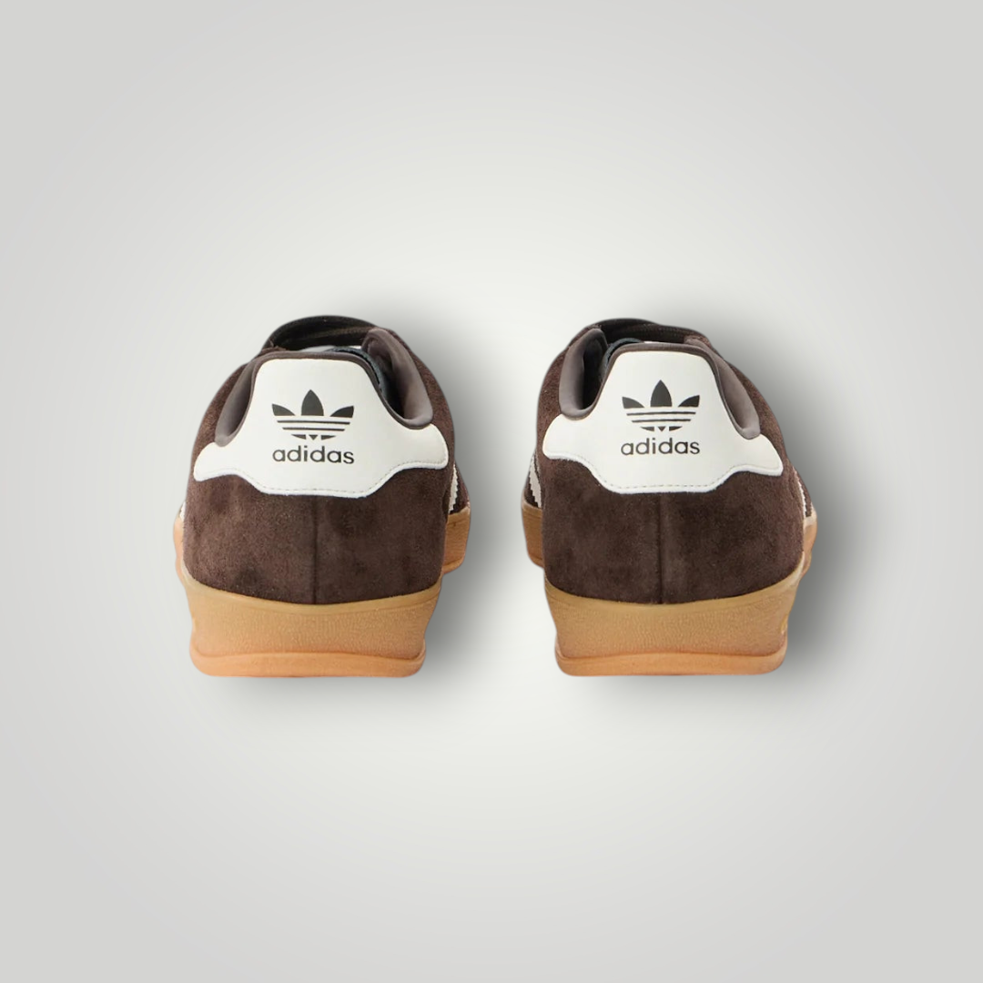 Rückansicht der braunen adidas Originals GAZELLE INDOOR Sneaker von NDO Clothing mit weißem Fersendetail und Gummisohle