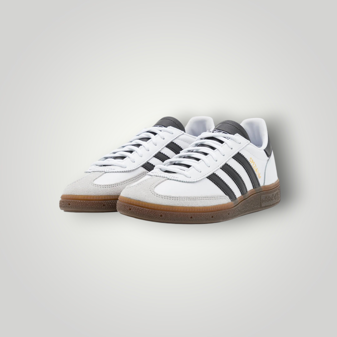 NDO Clothing Adidas Originals Handball Spezial Sneaker in Weiß mit schwarzen Streifen und brauner Gummisohle