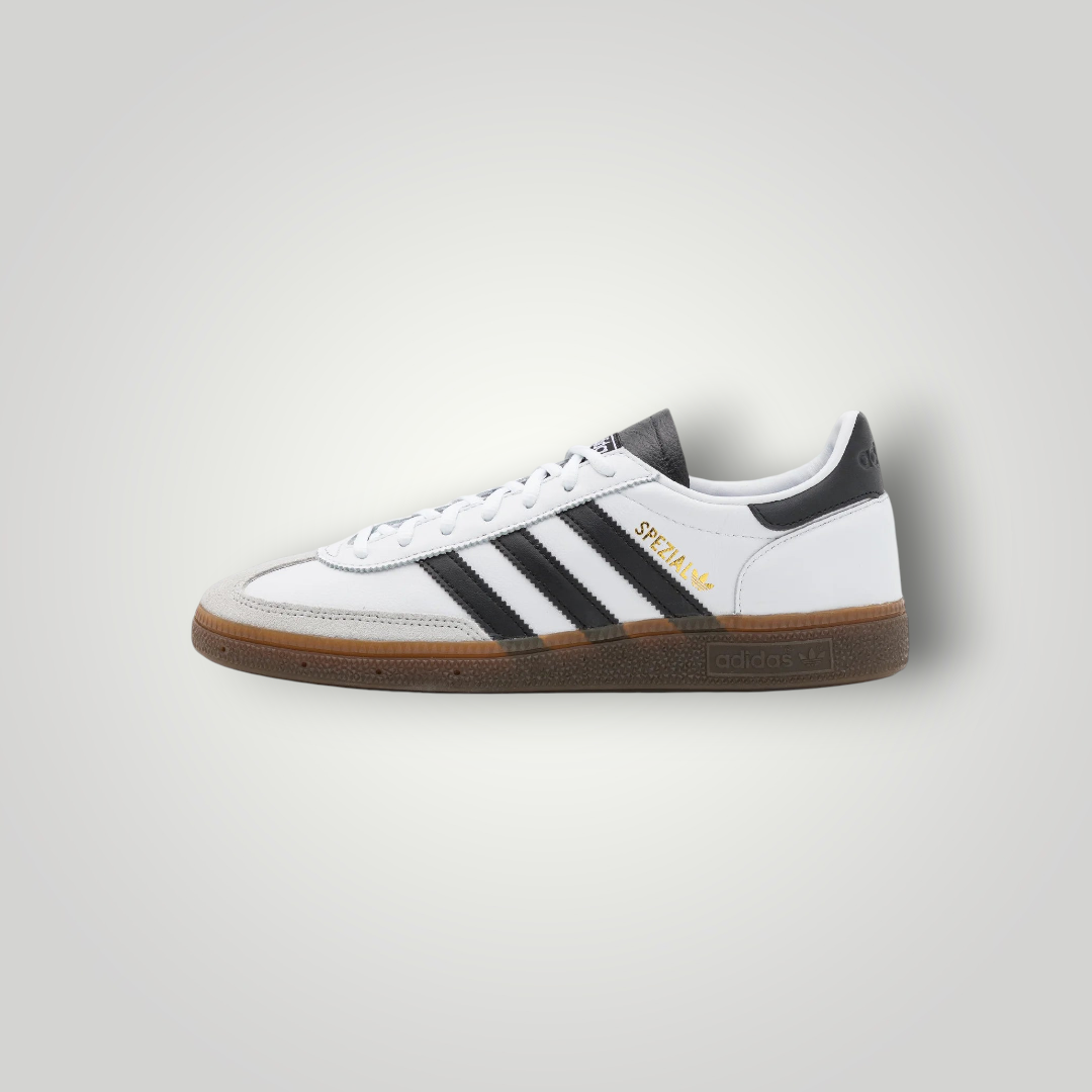 NDO Clothing Adidas Originals Handball Spezial Sneaker in Weiß mit schwarzen Streifen und brauner Gummisohle