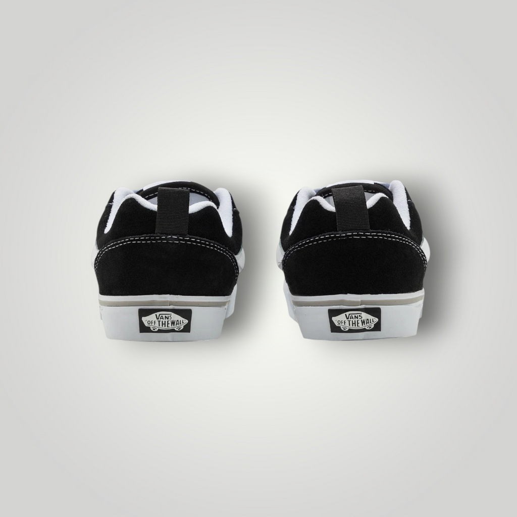 NDO Clothing Vans KNU SKOOL Sneaker in Schwarz aus Veloursleder, Rückansicht mit Fersenlasche und Logo-Patch