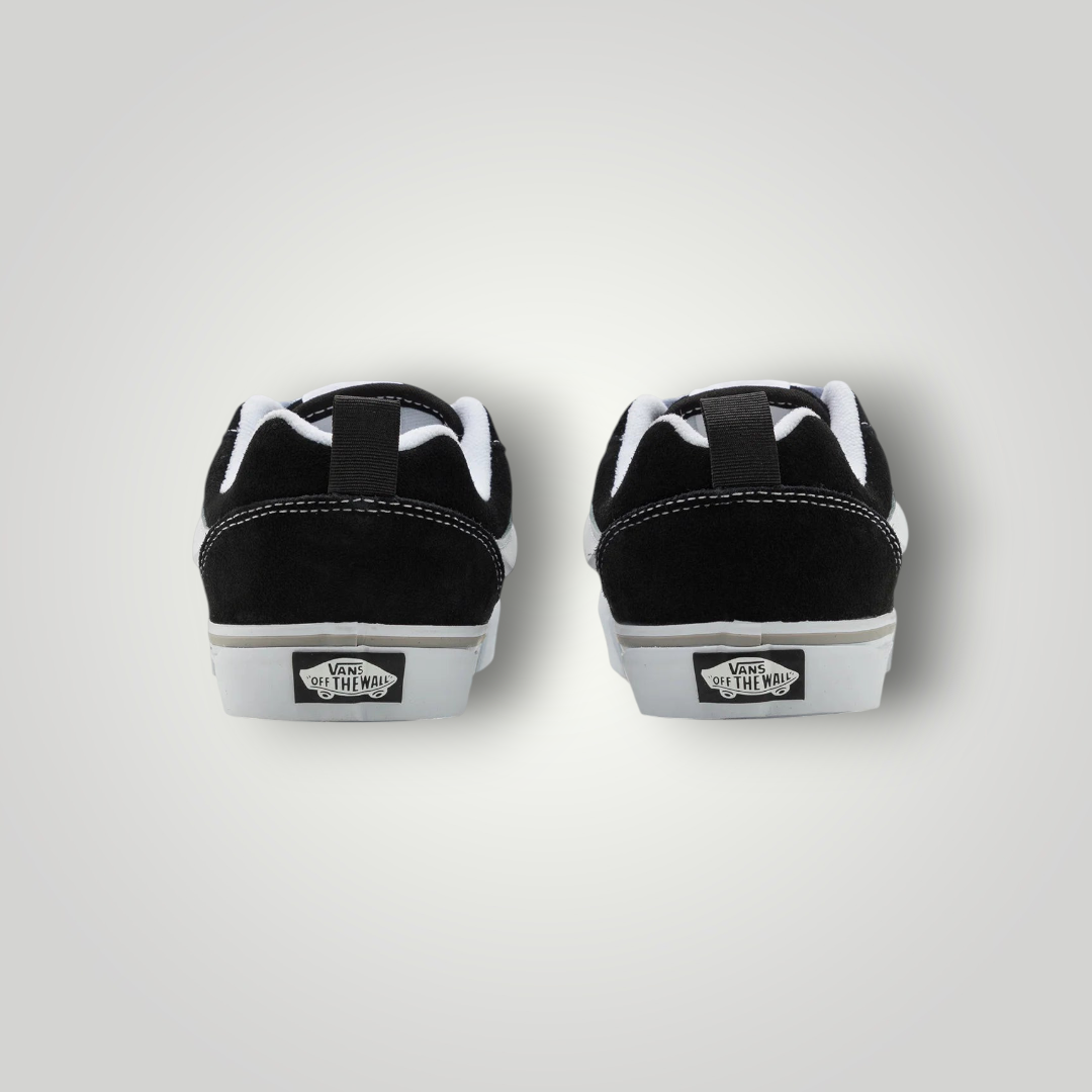 NDO Clothing Vans KNU SKOOL Sneaker in Schwarz aus Veloursleder, Rückansicht mit Fersenlasche und Logo-Patch