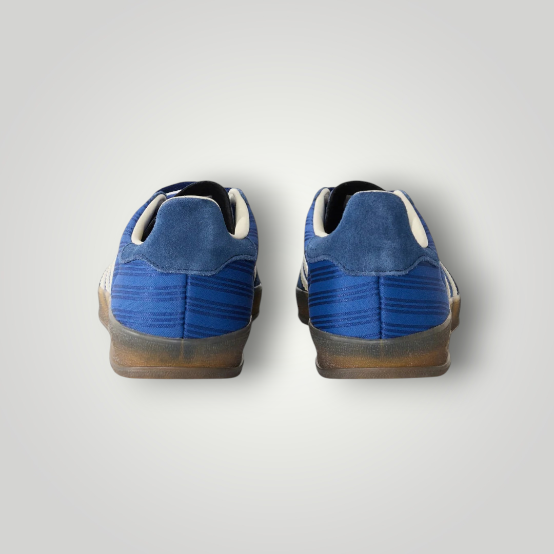 Rückansicht der blauen adidas Originals GAZELLE INDOOR Sneaker aus Satin und Leder bei NDO Clothing