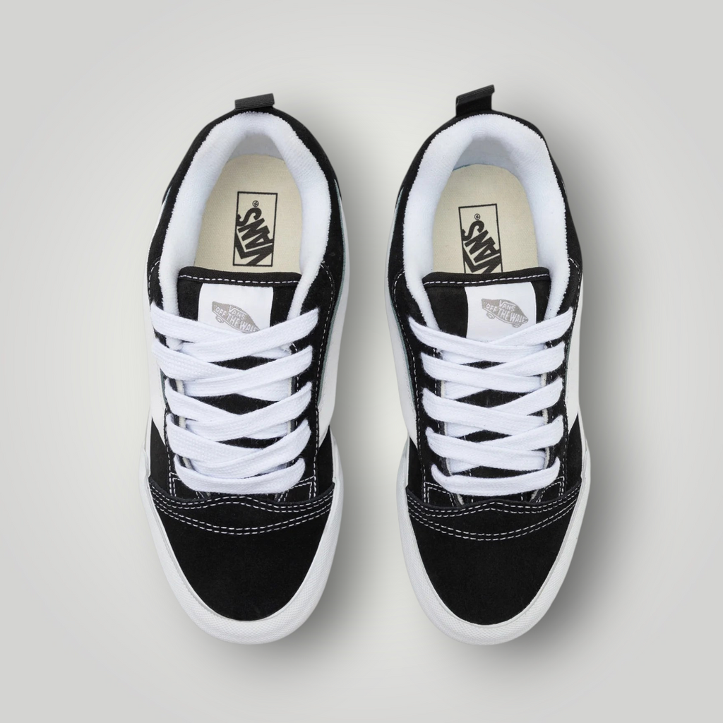 NDO Clothing Vans KNU SKOOL Sneaker in Schwarz und Weiß aus Veloursleder mit dicken Schnürsenkeln, Draufsicht