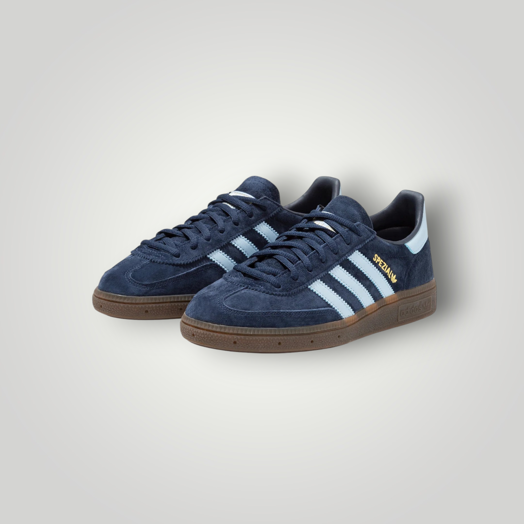 NDO Clothing adidas Originals Handball Spezial Sneaker in Dunkelblau mit hellblauen Streifen und brauner Gummisohle