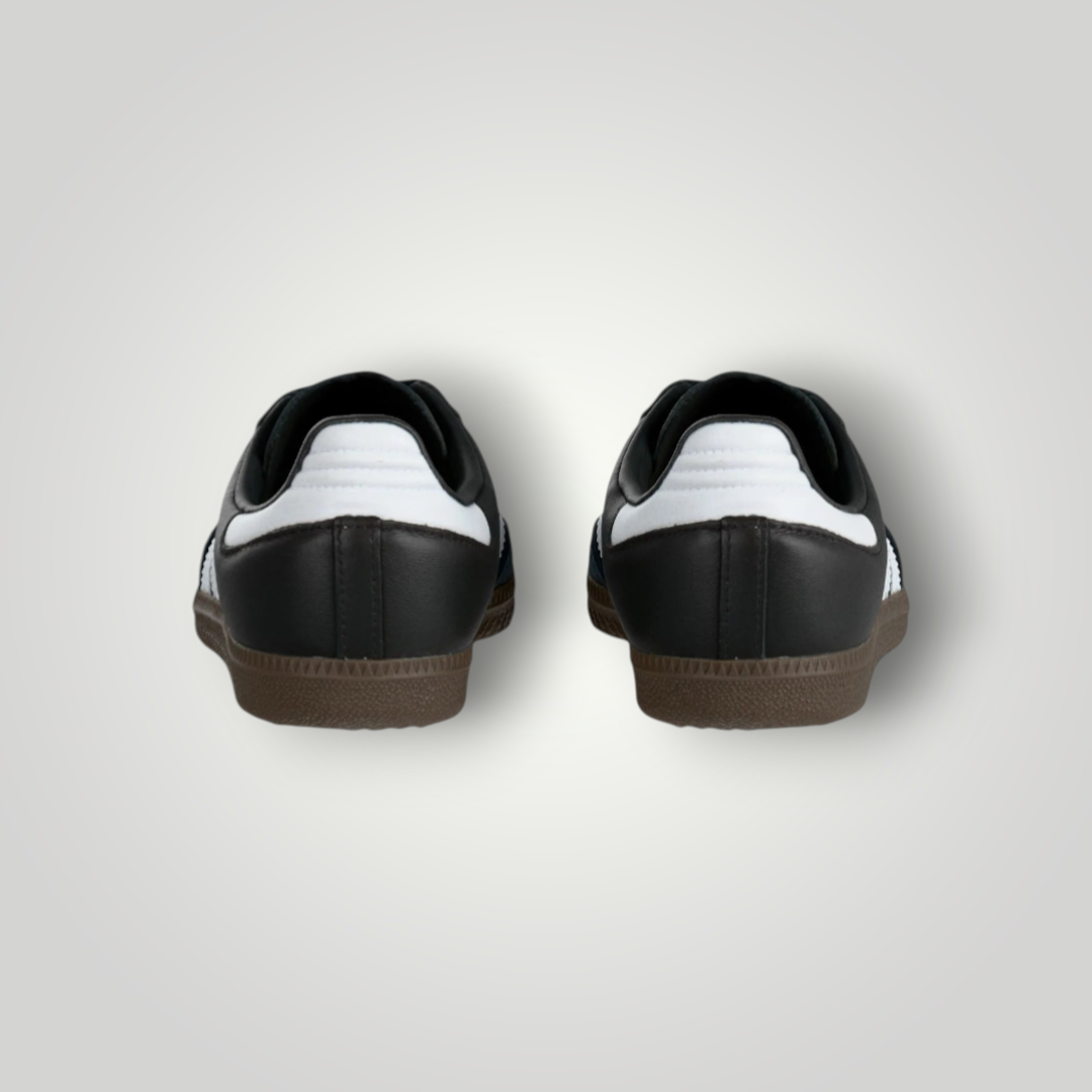 Rückansicht der schwarzen adidas Originals Samba OG Sneaker von NDO Clothing mit weißem Fersendetail und Gummisohle