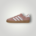 NDO Clothing adidas Originals Gazelle Indoor Sneaker aus altrosa Veloursleder mit weißen Streifen und Gummisohle