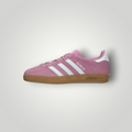 NDO Clothing adidas Originals Gazelle Indoor Sneaker aus rosa Veloursleder mit weißen Streifen und Gummisohle