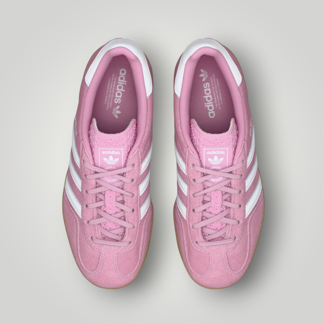 NDO Clothing adidas Originals Gazelle Indoor Sneaker aus rosa Veloursleder mit weißen Streifen und Gummisohle