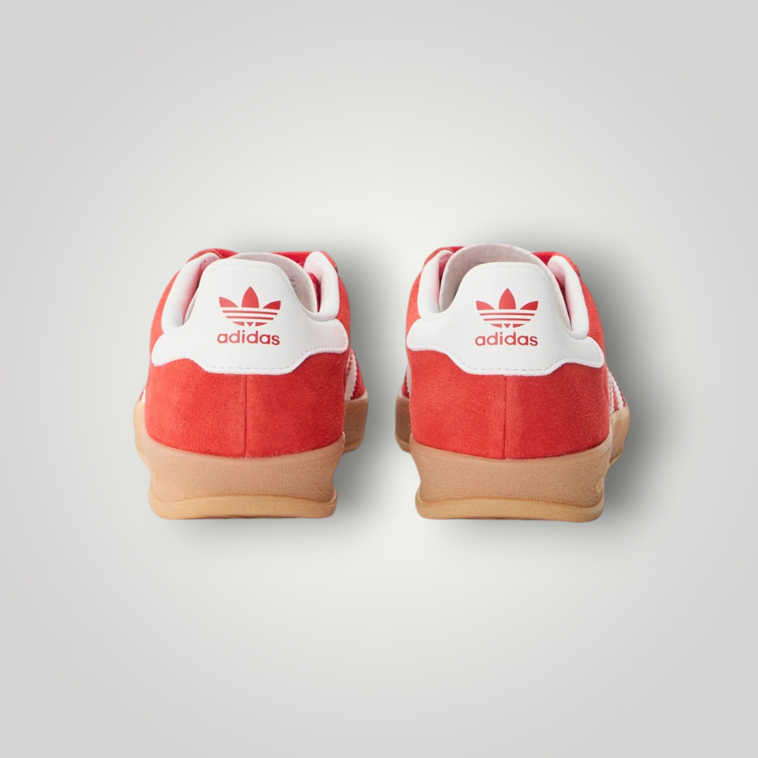 Rückansicht der roten adidas Originals GAZELLE INDOOR J Sneaker von NDO Clothing mit weißer Fersenkappe und Gummisohle