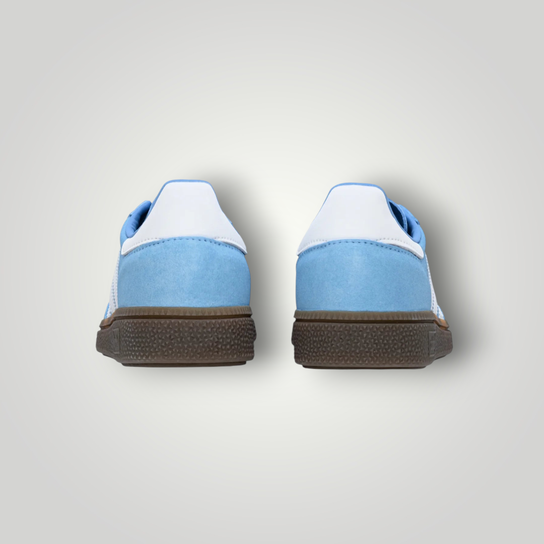 Rückansicht der hellblauen adidas Originals Handball Spezial Sneaker von NDO Clothing mit brauner Gummisohle.