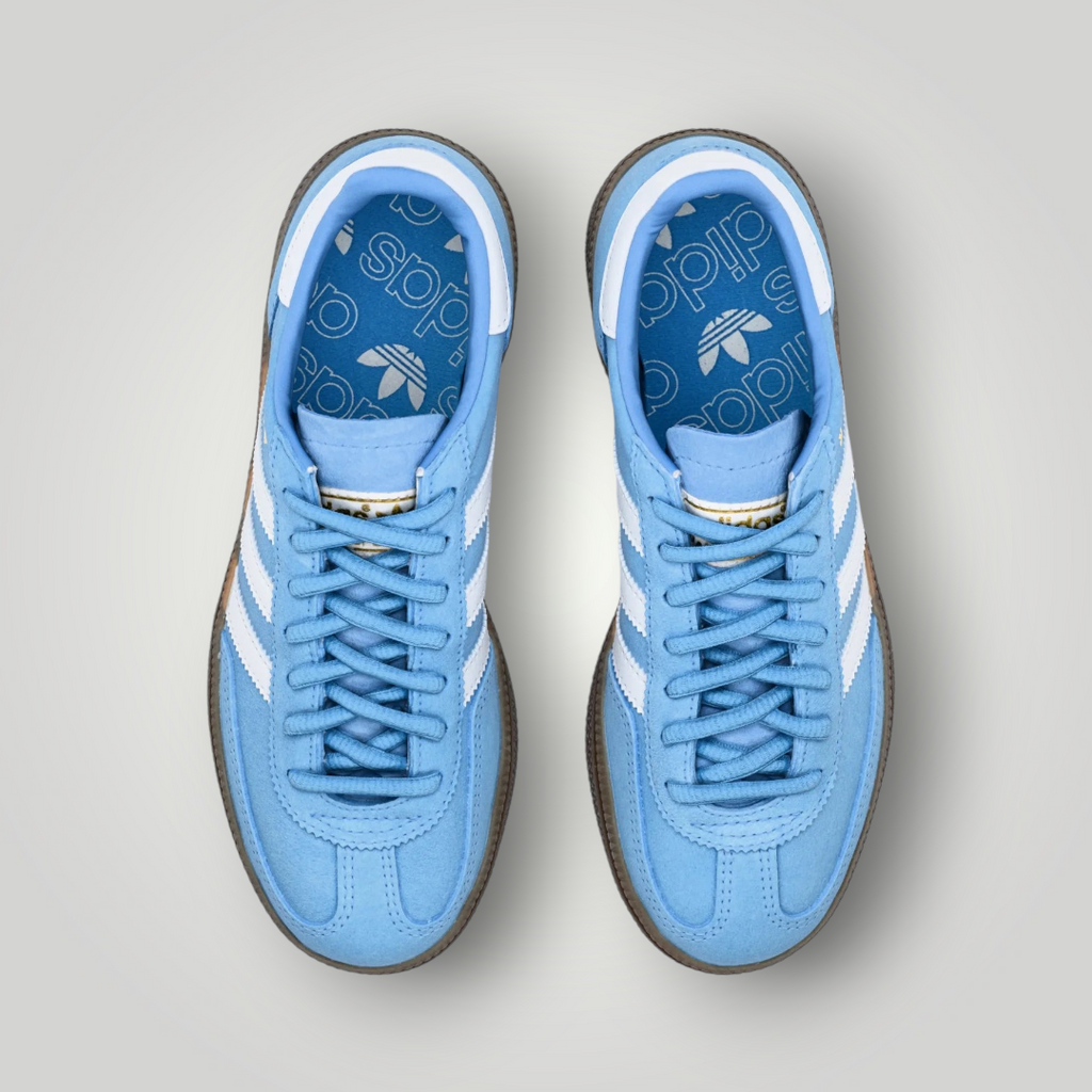 NDO Clothing adidas Originals Handball Spezial Sneaker in Hellblau mit weißen Streifen und brauner Gummisohle