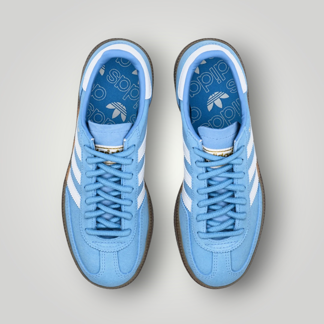 NDO Clothing adidas Originals Handball Spezial Sneaker in Hellblau mit weißen Streifen und brauner Gummisohle