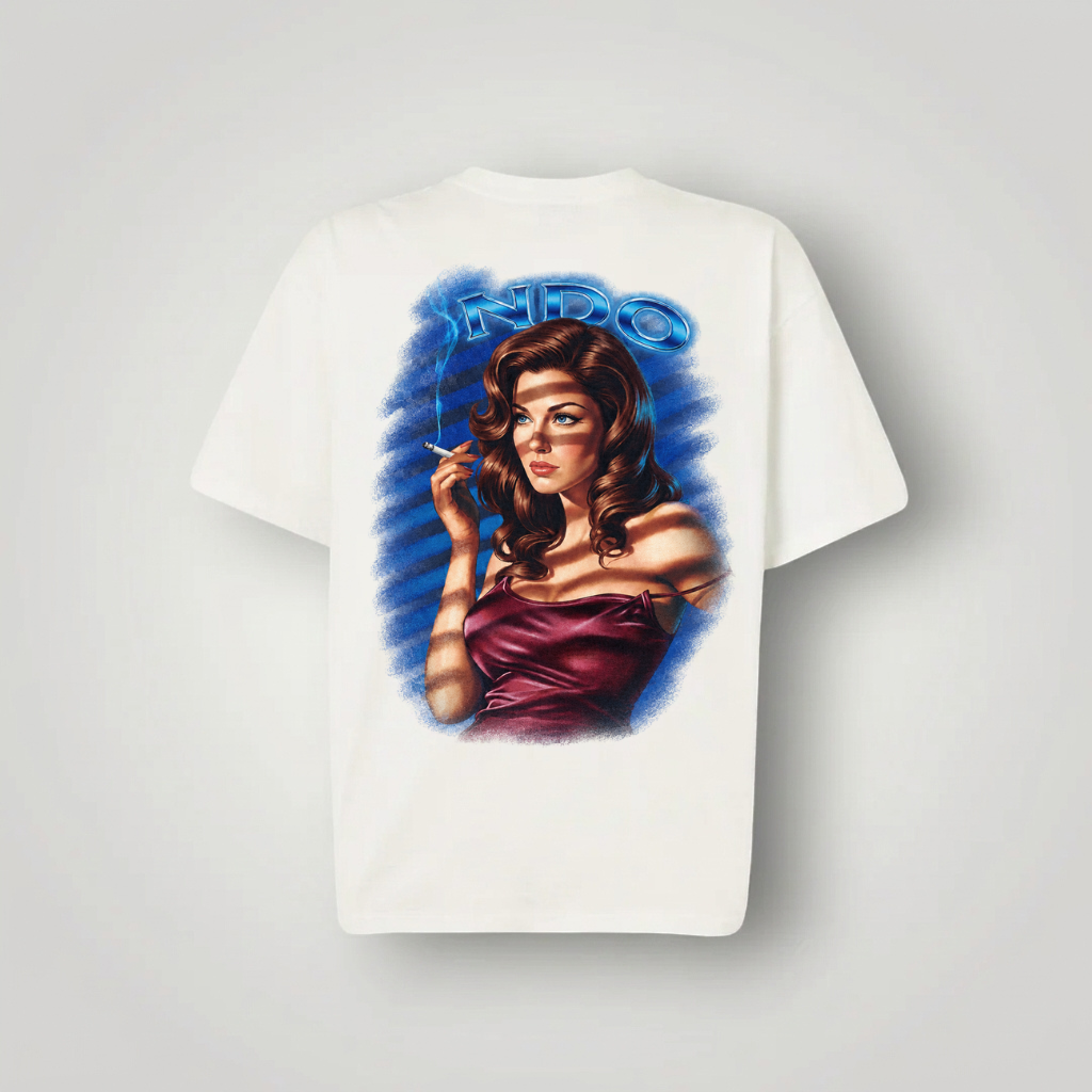 Weißes NDO Clothing T-Shirt mit grafischem Rückenprint einer rauchenden Frau im Vintage-Stil und blauem Schriftzug