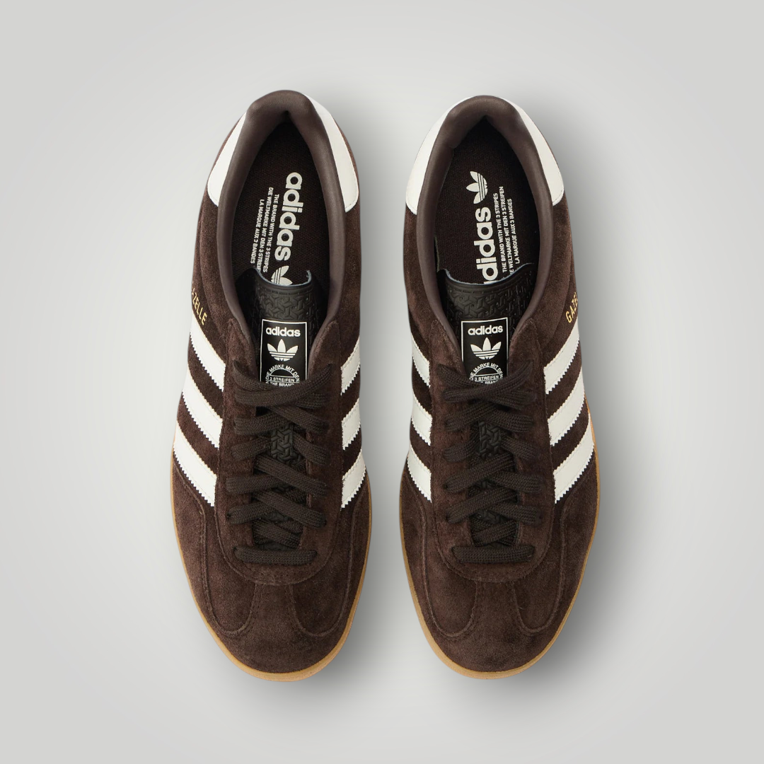 NDO Clothing adidas Originals Gazelle Indoor Sneaker in Dunkelbraun mit weißen Streifen und Gummisohle von oben