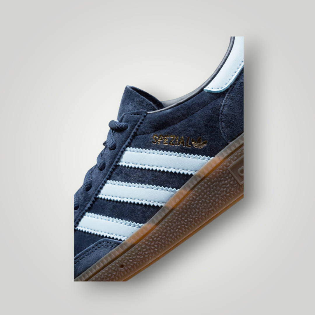 NDO Clothing adidas Originals Handball Spezial Sneaker in Dunkelblau mit hellblauen Streifen und Gummisohle