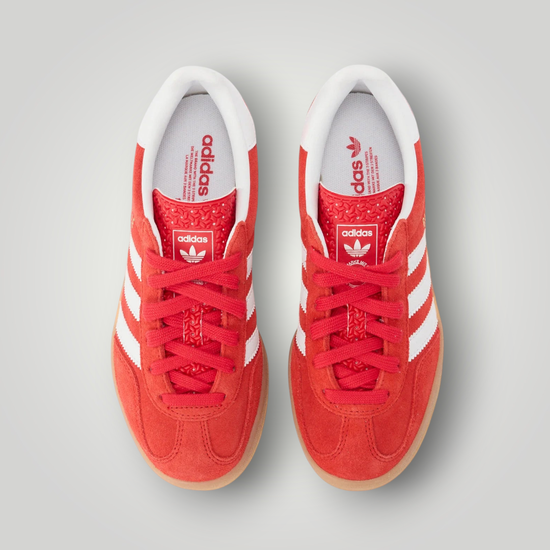 NDO Clothing adidas Originals Gazelle Indoor J Sneaker in Rot mit weißen Streifen und klassischer Gummisohle