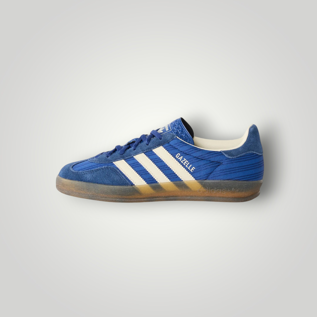 NDO Clothing adidas Originals Gazelle Indoor Sneaker in Blau mit weißen Streifen und brauner Gummisohle
