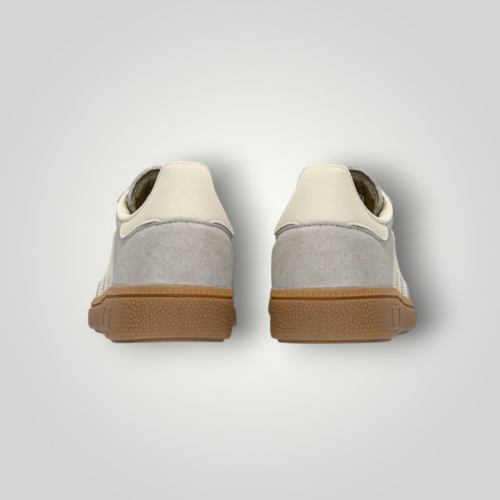 NDO Clothing Adidas Originals Handball Spezial Sneaker in Grau mit Veloursleder und brauner Gummisohle, Rückansicht