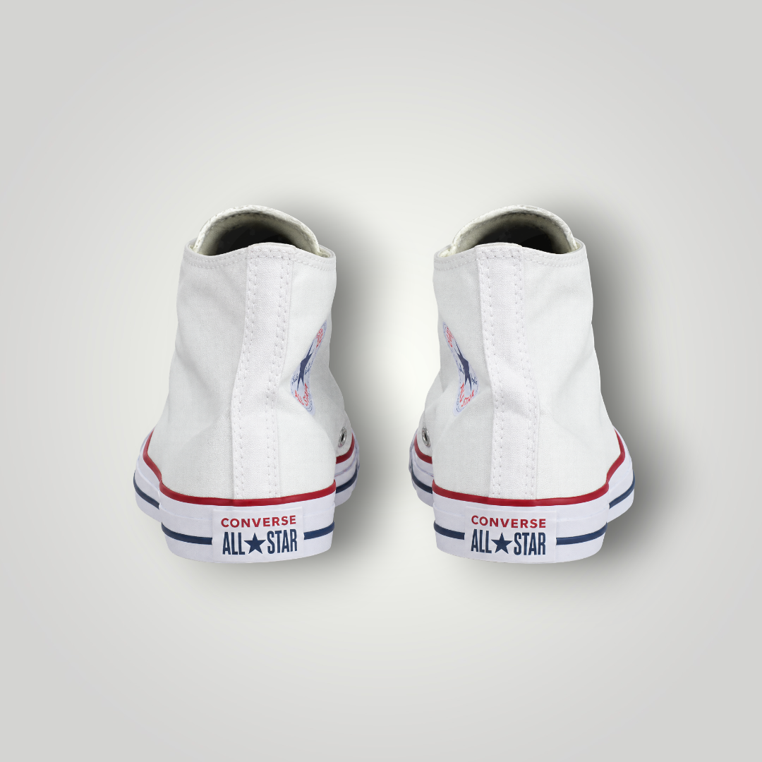 Rückansicht der weißen Converse Chuck Classic High-Top Sneaker aus Canvas von NDO Clothing mit rotem und blauem Streifen