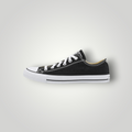 NDO Clothing Converse Chuck Taylor All Star Low-Top Sneaker aus schwarzem Canvas mit weißer Gummisohle und Schnürung