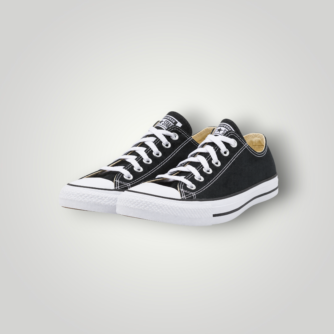 NDO Clothing Converse Chuck Taylor All Star Low-Top Sneaker aus schwarzem Canvas mit weißen Schnürsenkeln