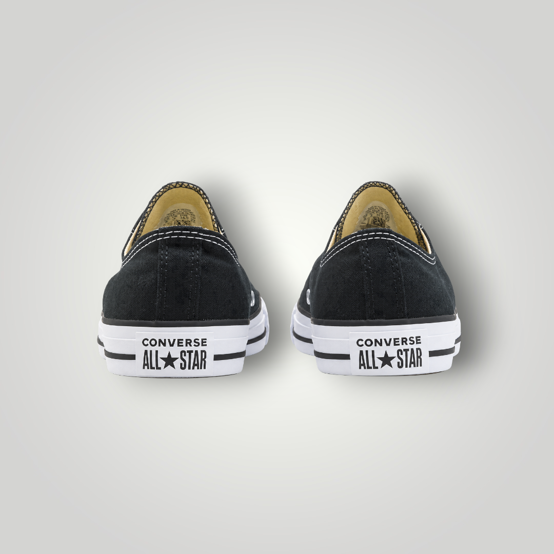 NDO Clothing Converse Chuck Taylor All Star Low Sneaker in Schwarz mit weißer Gummisohle und Logo-Detail an der Ferse