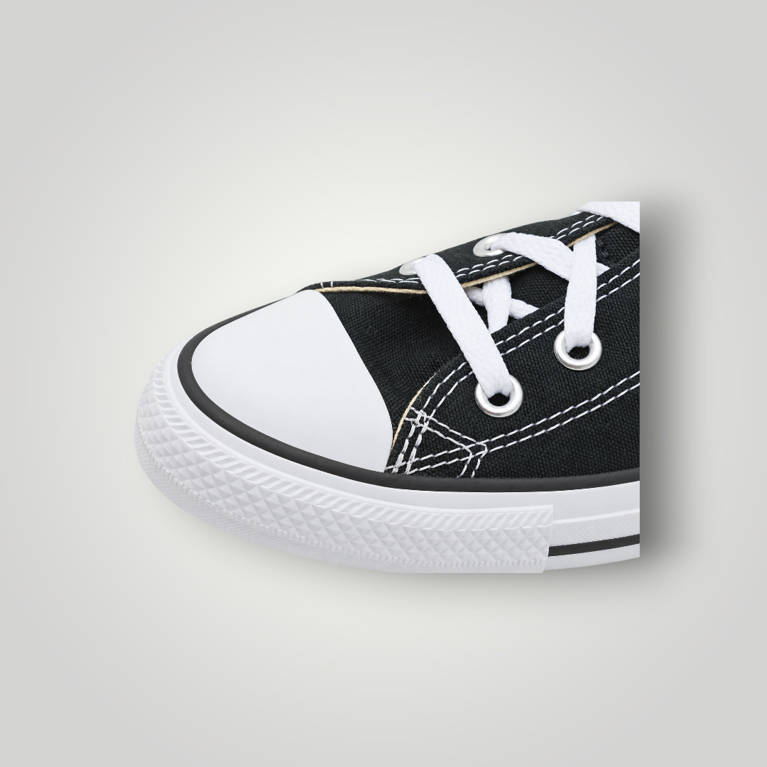 NDO Clothing Converse Chuck Taylor All Star Sneaker in Schwarz aus Canvas mit weißer Gummikappe und Schnürung