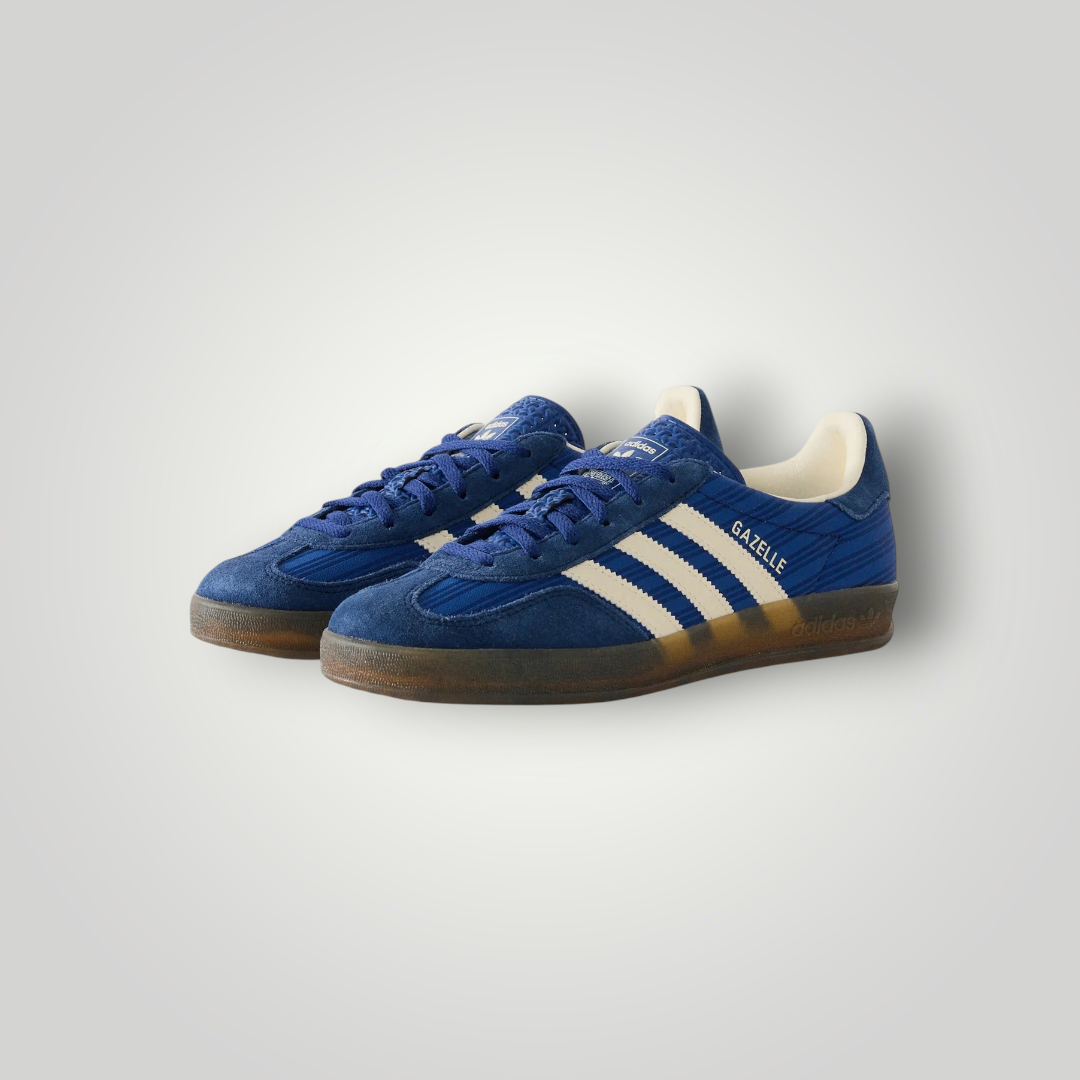 NDO Clothing adidas Originals Gazelle Indoor Sneaker in Blau mit weißen Streifen und brauner Gummisohle