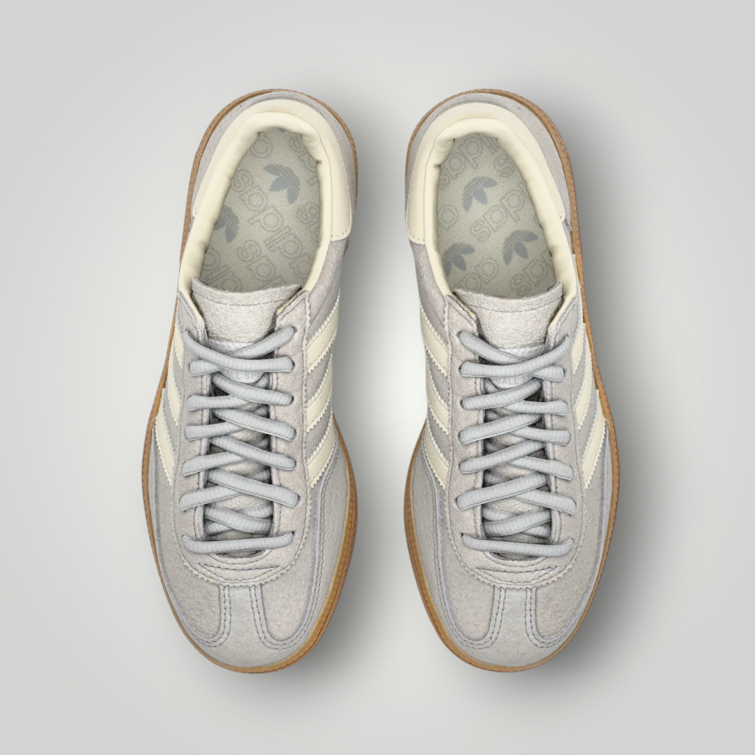 NDO Clothing Adidas Originals Handball Spezial Sneaker aus grauem Veloursleder mit klassischer Gummisohle in Draufsicht
