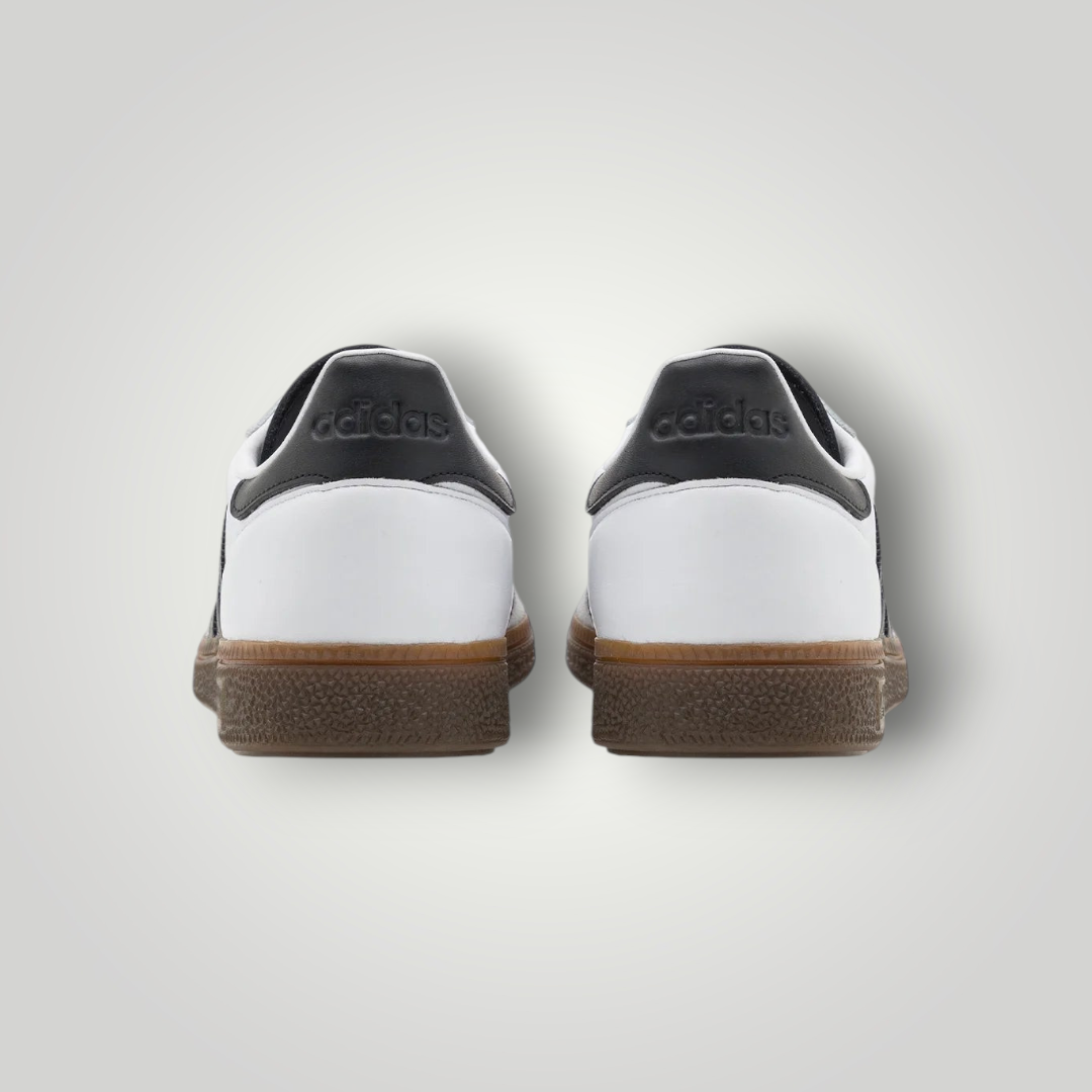 Rückansicht der Adidas Originals Handball Spezial Sneaker von NDO Clothing in Weiß mit schwarzem Detail und Gummisohle