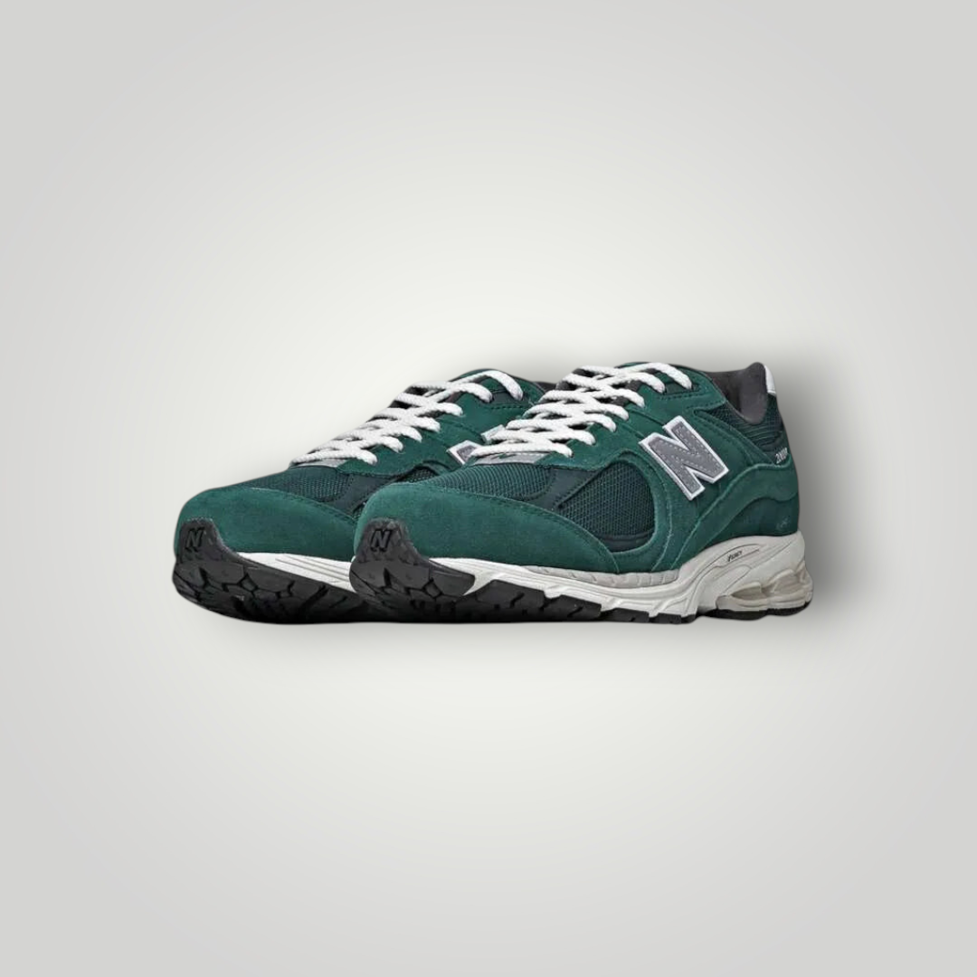 NDO Clothing New Balance 2002 Sneaker in Dunkelgrün aus Leder und Mesh mit Schnürung und gepolsterter Sohle