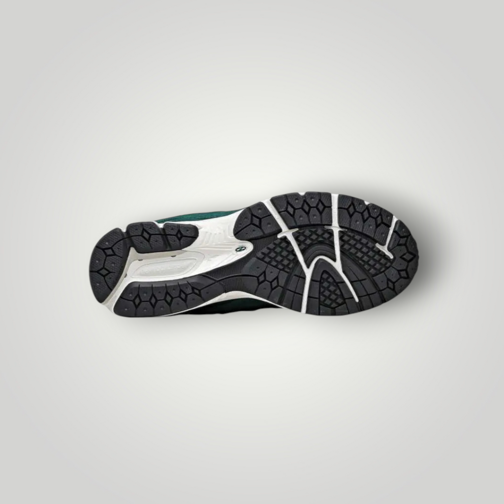 NDO Clothing New Balance 2002 Sneaker mit schwarzer, profilierter Gummilaufsohle und weißem Zwischensohlenelement