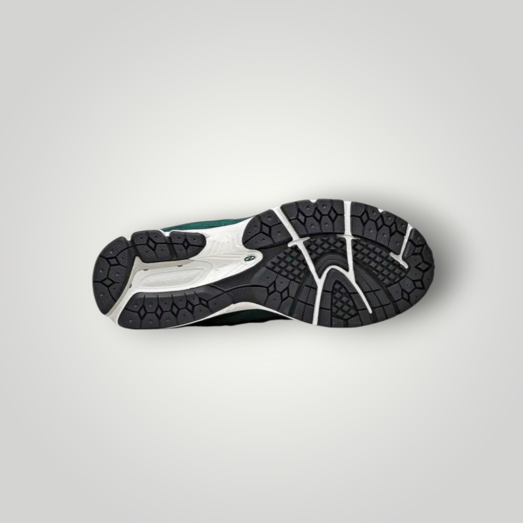 NDO Clothing New Balance 2002 Sneaker mit schwarzer, profilierter Gummilaufsohle und weißem Zwischensohlenelement