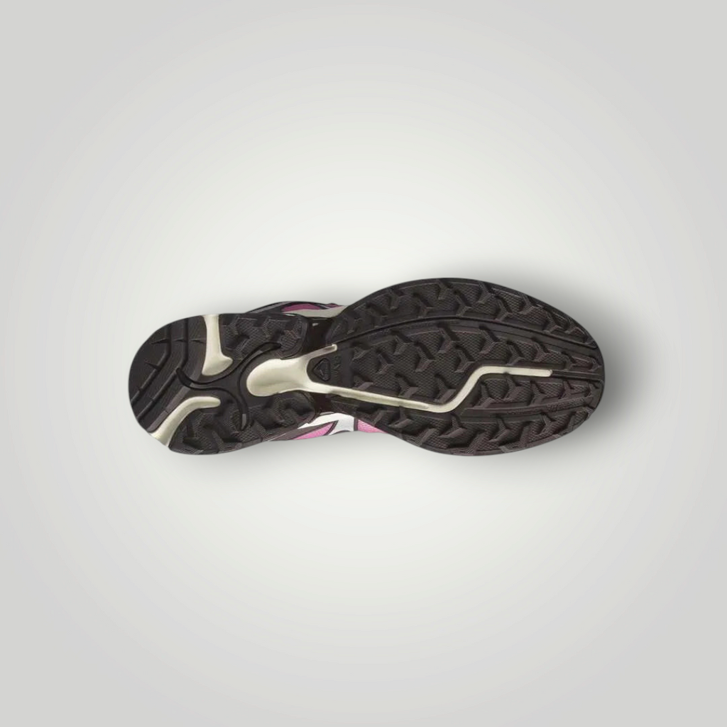 Die Außensohle des NDO Clothing Salomon XT-WHISPER Trail-Laufschuhs mit robustem Profil in Schwarz und Beige.