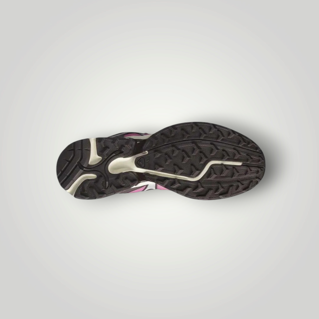 Die Außensohle des NDO Clothing Salomon XT-WHISPER Trail-Laufschuhs mit robustem Profil in Schwarz und Beige.