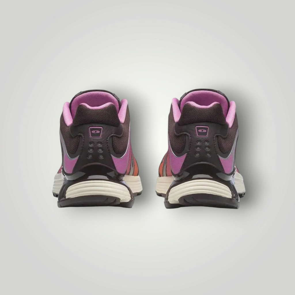 Rückansicht der NDO Clothing Salomon XT-WHISPER Laufschuhe in Dunkelbraun und Pink mit gepolstertem Kragen