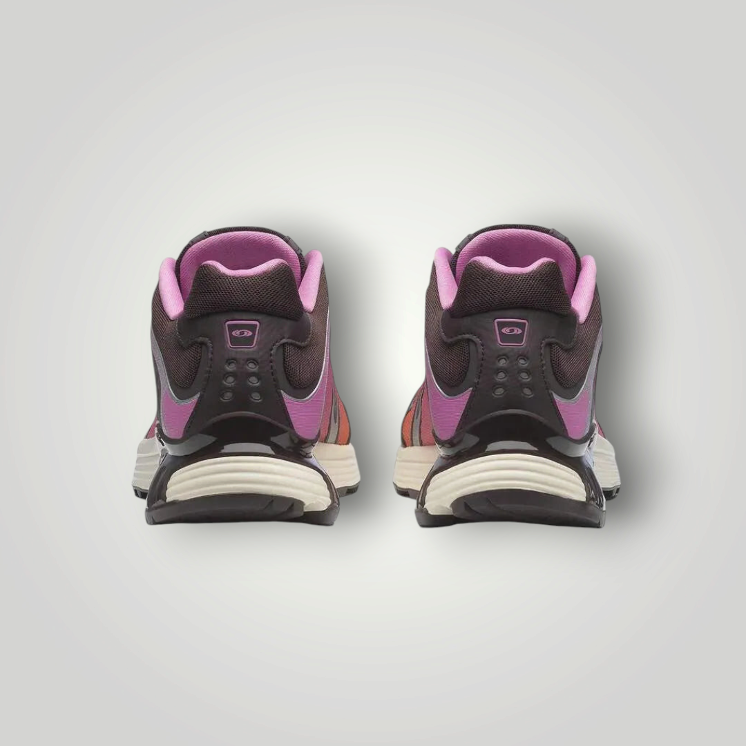 Rückansicht der NDO Clothing Salomon XT-WHISPER Laufschuhe in Dunkelbraun und Pink mit gepolstertem Kragen