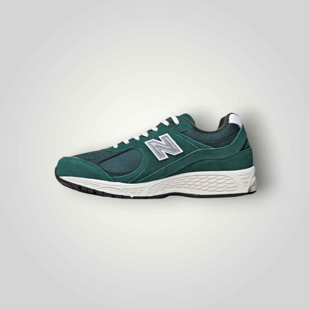 NDO Clothing New Balance 2002 Sneaker in Dunkelgrün aus Leder und Mesh mit weißer Sohle und Schnürung