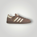 NDO Clothing Adidas Originals Handball Spezial Sneaker in Braun mit weißen Streifen und flacher Gummisohle