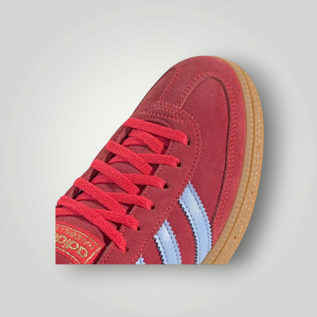 NDO Clothing Adidas Handball Spezial Sneaker in Rot mit hellblauen Streifen und klassischer Gummisohle