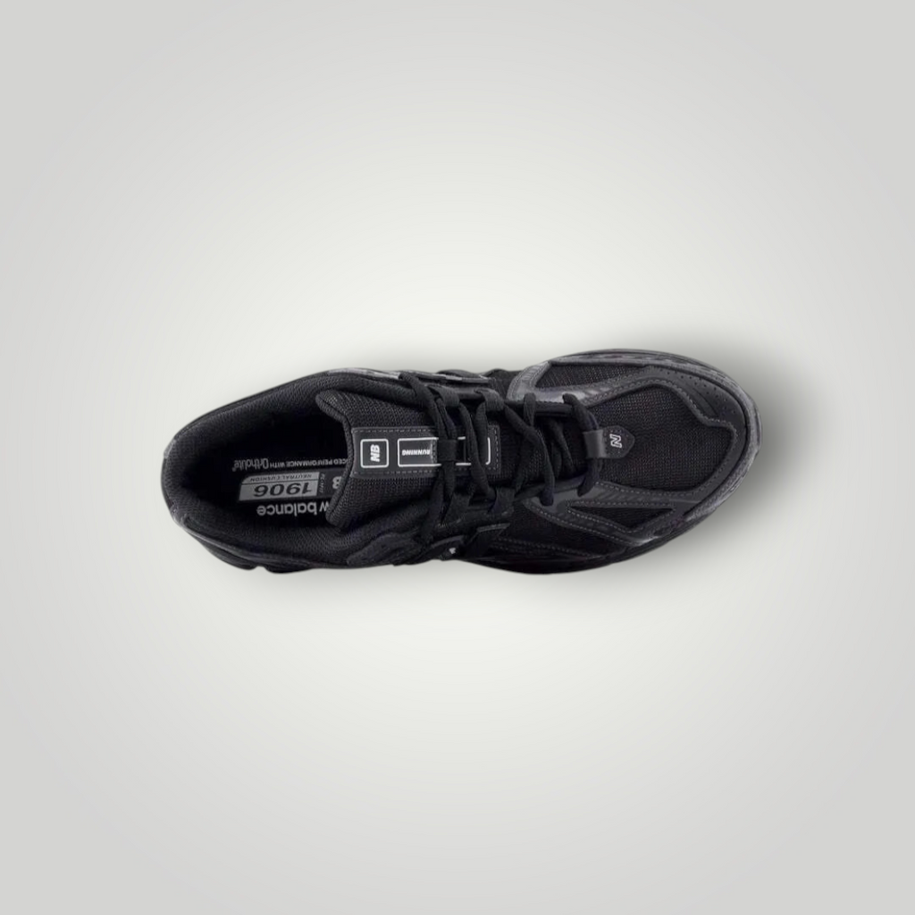NDO Clothing New Balance 1906R Sneaker in Schwarz mit Mesh-Obermaterial und Schnürung in der Draufsicht