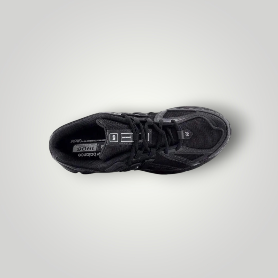 NDO Clothing New Balance 1906R Sneaker in Schwarz mit Mesh-Obermaterial und Schnürung in der Draufsicht